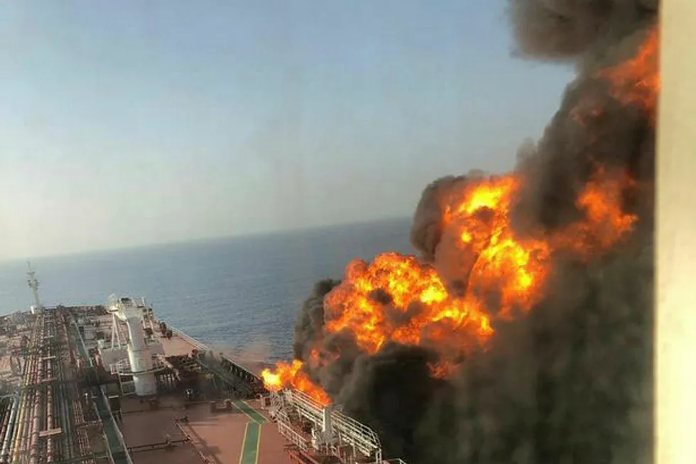 John Fredriksen tankskip «Front Altair» står i brann i Omanbukten. Daily Mirror har postet disse bildene som angivelig skal vise tankeren i brann, og flere kilder har bekreftet at de stammer fra tankskipet.