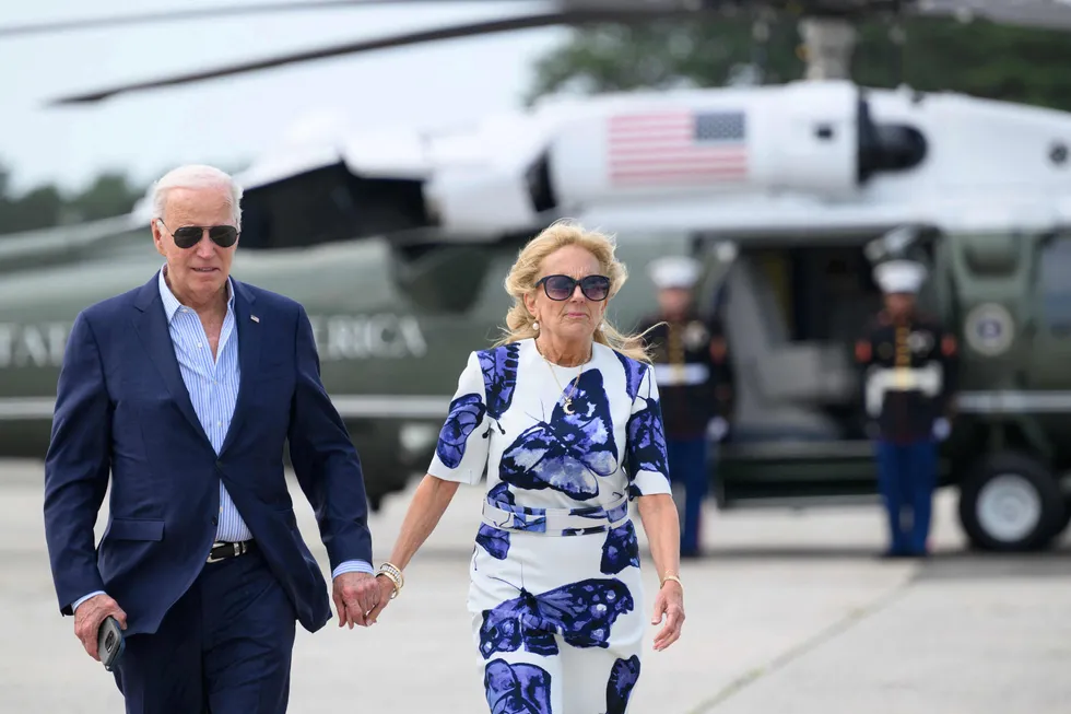 President Joe Biden og førstedame Jill Biden på vei til valgkamp i New Jersey.