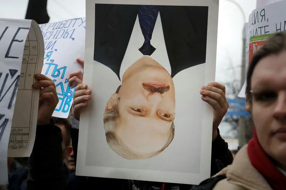 Demonstranter i Hviterusslands vil snu opp ned på president Aleksandr Lukasjenkos styre. Her fra en demonstrasjon i hovedstaden Minsk onsdag. Foto: Sergej Grits/AP Photo/NTB Scanpix