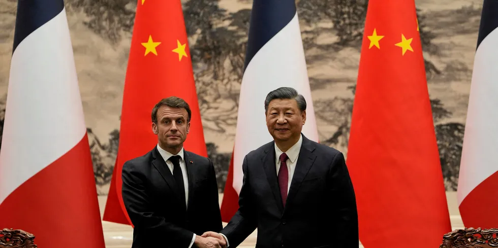 TOPSHOT - French President Emmanuel Macron (L) shakes hands with Chinese President Xi Jinping during a joint meeting of the press at the Great Hall of the People in Beijing on April 6, 2023.