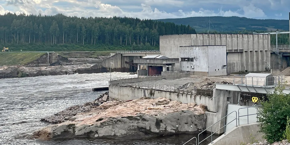 Slik ser det ut ved Braskereidfoss kraftverk lørdag ettermiddag. Vannstanden sank raskt etter at flomdemningen som før var til venstre på bildet, kollapset. Frem til da sto selve kraftverket under vann. Legg merke til at høyspentledningene nå er borte.