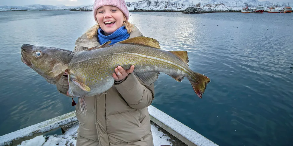 KJEMPERUGG: Alexia Duchênes er en ung kjent kokk i Frankrike med egen restaurant som skal være med på å løfte frem den norske skreien i det franske markedet. Nylig var hun på skreifiske utenfor Sommarøy.