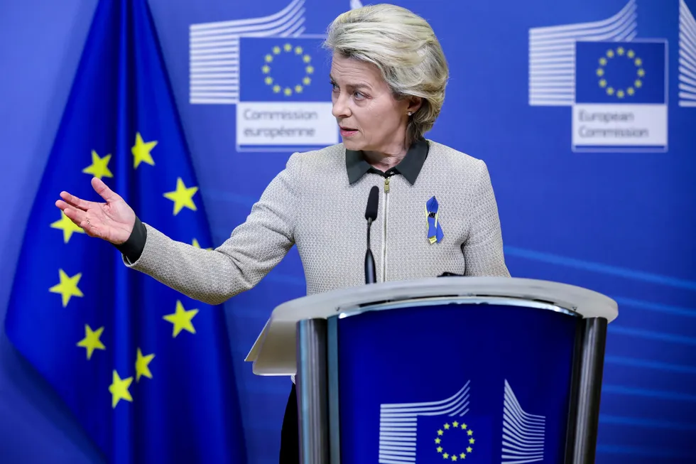 EU-kommisjonens president Ursula von der Leyen sier Europa ikke kan være avhengig av gass fra noen som truer dem eksplisitt.