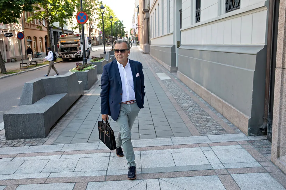 Ib Thomsen på vei inn til et møte i Norges Banks representantskap. Nå skal Stortinget følge opp etterlønnssaken hans.
