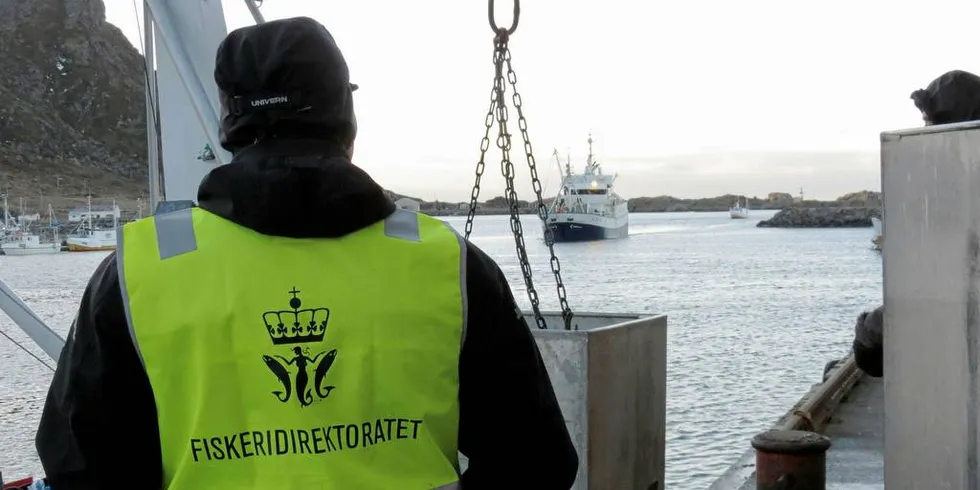 FOR SYNLIG: Fiskeridirektoratets kontroller på kaikanten blir for synlig, og fiskerne og mottakene tilpasser seg slike kontroller, mener sjef for kontrollseksjonen i Fiskeridirektoratet, Thord Monsen.Foto: Jon Eirik Olsen