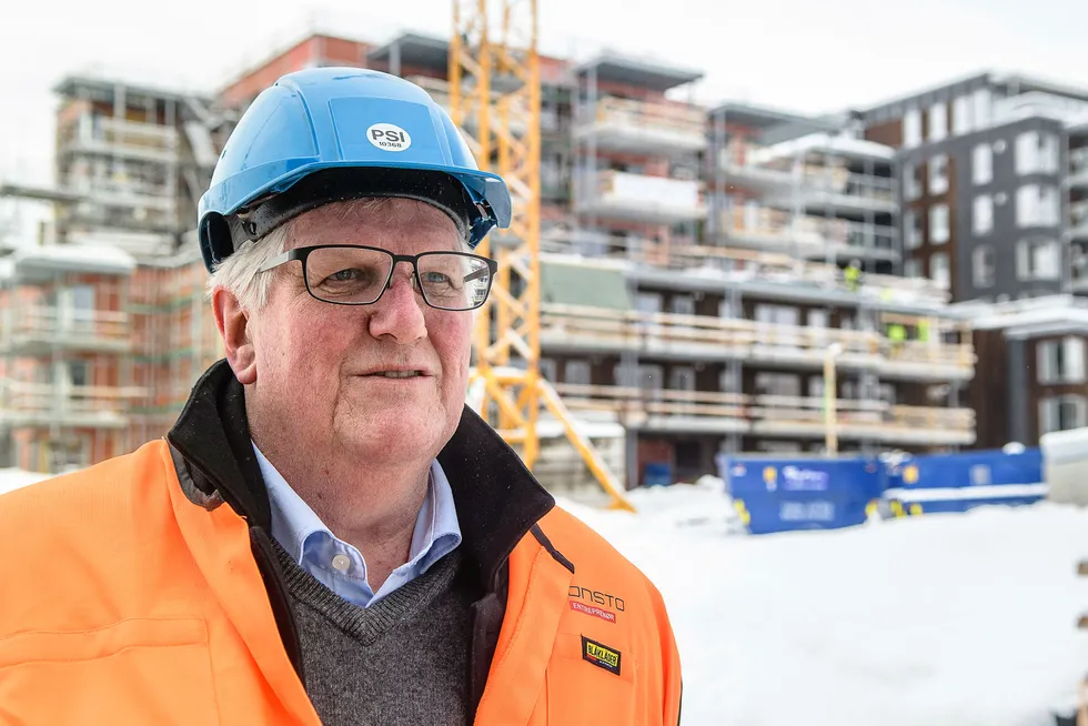 Consto taper penger i Sverige, men vokser i Norge. Konsernsjef Hans Kristian Seterlund innrømmer at de vokste for fort i Sverige. Her på en byggeplass i Tromsø, der selskapet har bygget nytt hovedkontor.