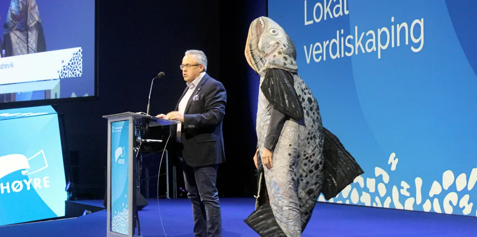 Tom Georg Indrevik, leder av Vestland Høgre, holdt fredag kveld et flammende innlegg mot lakseskatt under Høyres landsmøte. Senere på kvelden sa landsmøtet nei til lakseskatt.