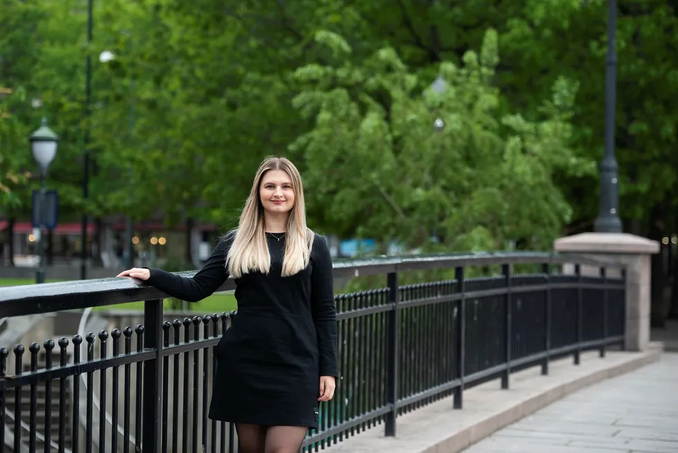 Alisa Mujanic er utdannet statsviter og har i snart tre år jobbet med cybersikkerhet i Telenor Group.