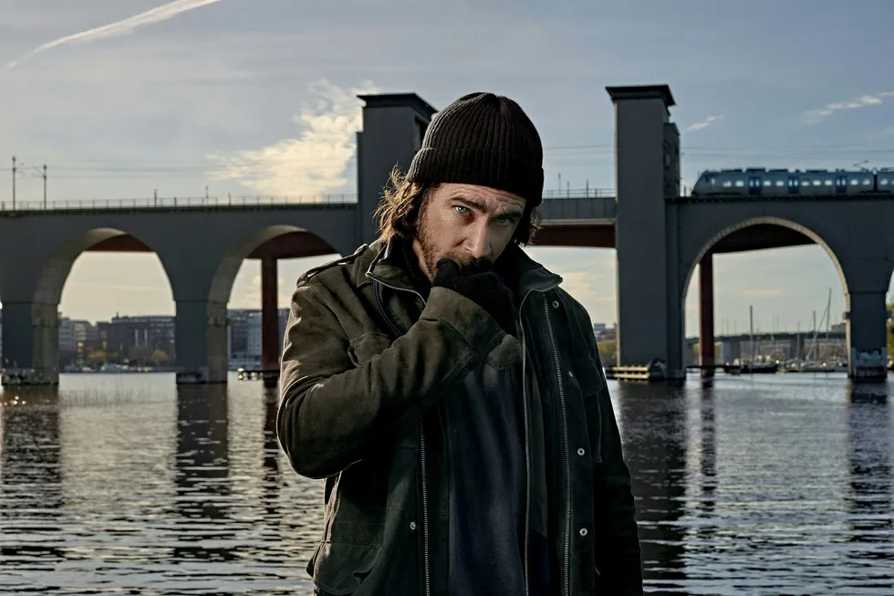 Ola Rapace spiller politimannen Roland Hassel i den svenske krimserien «Hassel» som har premiere på Viaplay fredag. Foto: Crille Forsberg/Viaplay