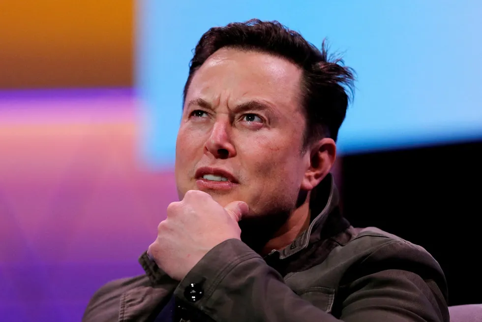 Tesla-gründer Elon Musk anklages i et søksmål for å ha latt være å informere om at han hadde kjøpt seg opp stort i Tesla, slik at han kunne fortsette å kjøpe aksjer til lavere pris. Saksøkerne mener strategien har gått hardt ut over andre investorer.