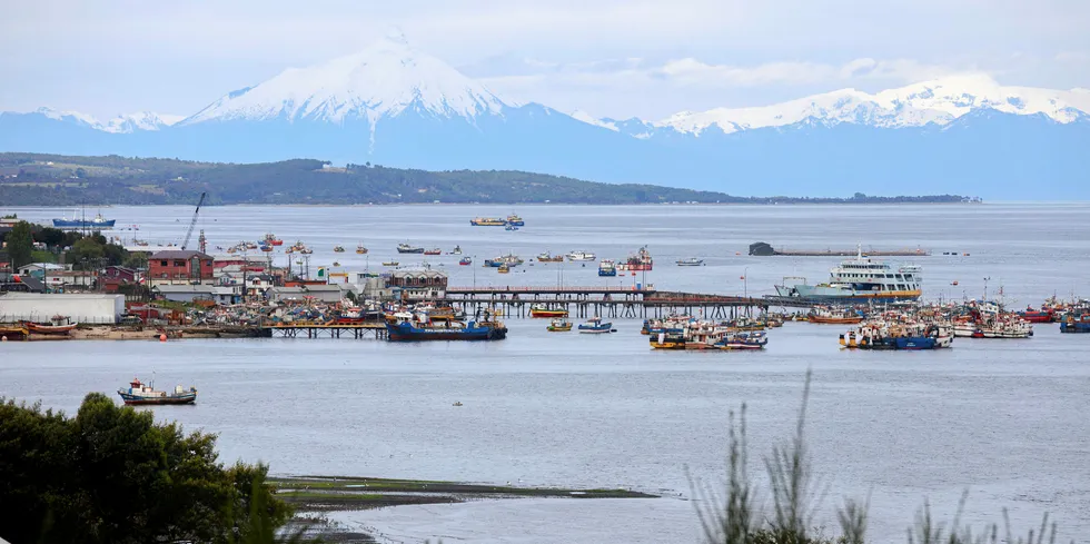 Utsnitt av byen Quellón på øya Chiloé i Chile. Andesfjellenepå fastlandet i øst i bakgrunnen.