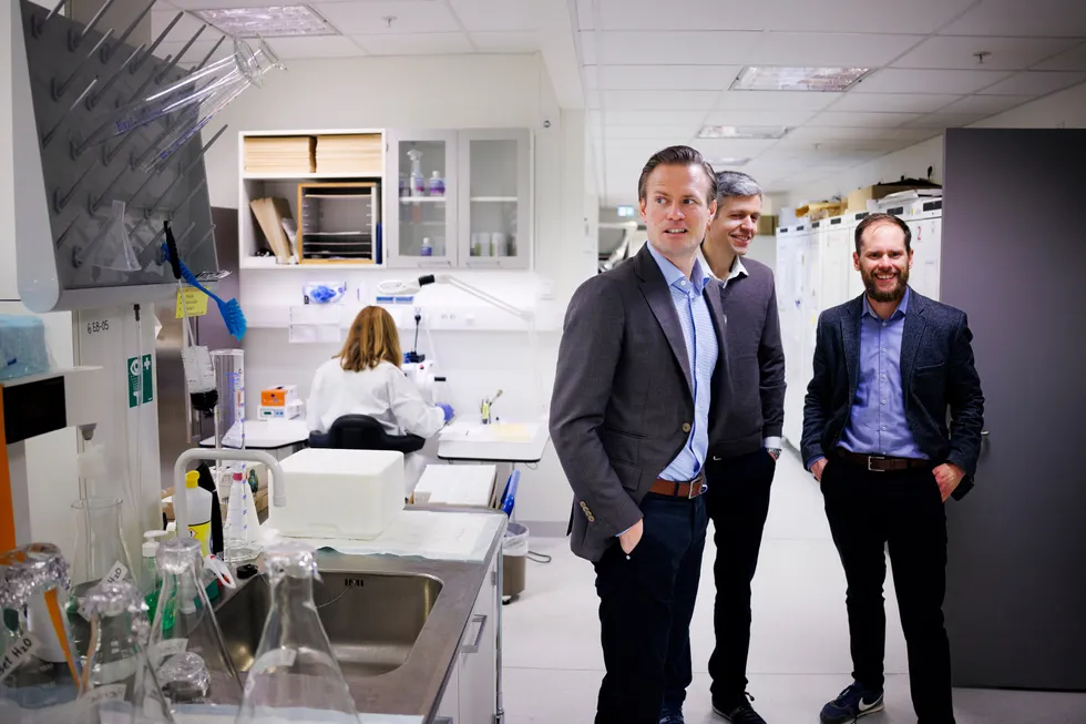 DoMore Diagnostics er spunnet ut av et prestisjetungt forskningsprosjekt. Her ved administrerende direktør Torbjørn Furuseth (foran til venstre), styremedlem og investor Øyvind Grotmol (i midten) og teknologidirektør Sepp De Raedt.