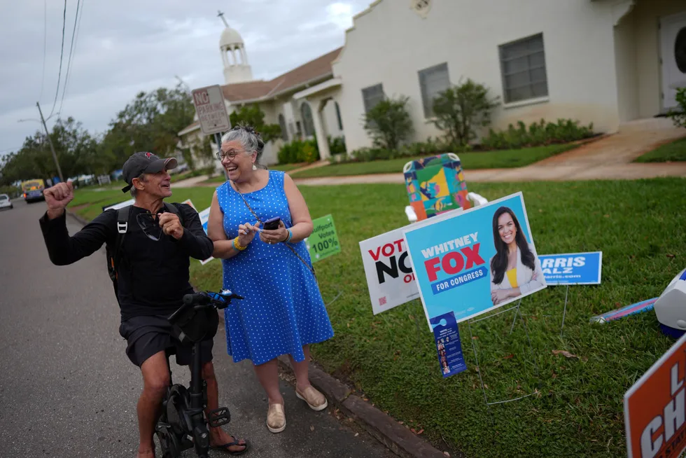 Trump-velger Barney Morin (t.v.) blir vist vei til et valglokale i Gulfport, Florida, av Lynn Akin, demokrat.