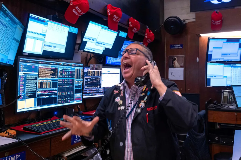 En megler på gulvet New York Stock Exchange (NYSE) tidligere i desember.