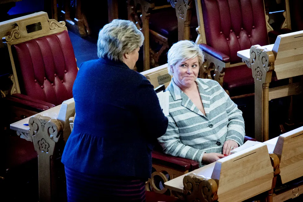 Statsminister Erna Solberg (til venstre) og finansminister Siv Jensen blir beskyldt for budsjettriksing. Foto: Ida von Hanno Bast
