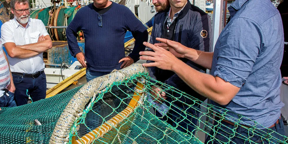 RISTÅPNING: Lennart Danielsen (til venstre i bildet) fikk fiskeriminister Harald Tom Nesvik (i midten) med seg på havet utenfor Mandal for å se hvilke utfordringer rekefiskerne har med påbudet om rekerist langs sørlandskysten.