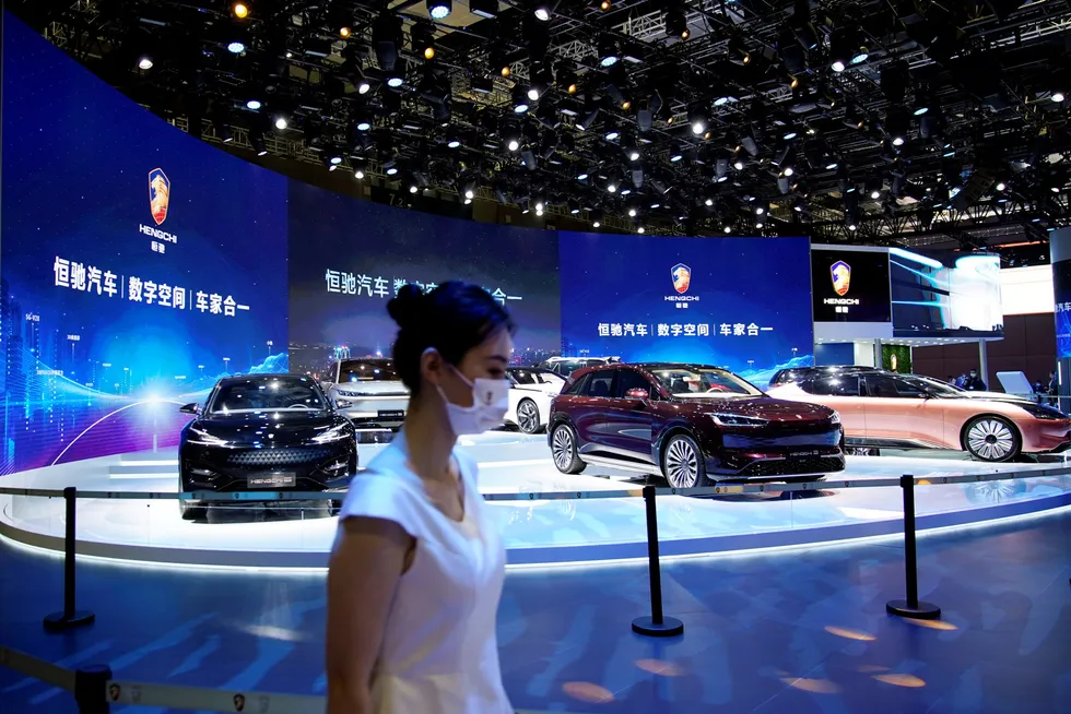 Det kinesiske eiendomsselskapet Evergrande Group har en gjeld på over 800 milliarder kroner. Selskapet har luftige planer om å satse på elbiler. Ikke en bil er solgt, men selskapet verdsettes til over 350 milliarder kroner. Her fra Auto Shanghai show i april.