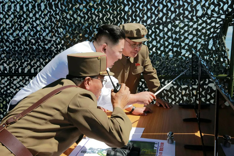 Representanter for Nord-Koreas leder Kim Jung Un kan være i Norge for å forhandle med USA og Kina. Her inspiserer Kim et rakettanlegg i hjemlandet. Foto: KCNA/Reuters/NTB scanpix
