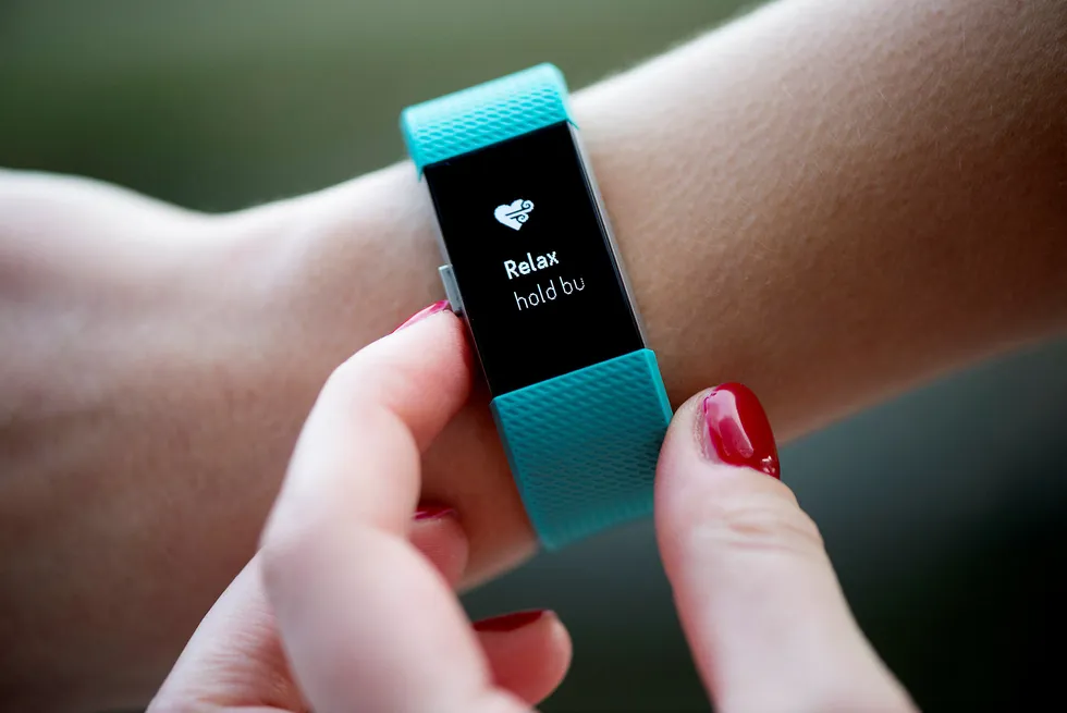 Den nye aktivitetsmåleren fra Fitbit er utstyrt med en «relax»-funksjon som skal hjelpe deg med å roe ned pust og puls. Foto: Mikaela Berg