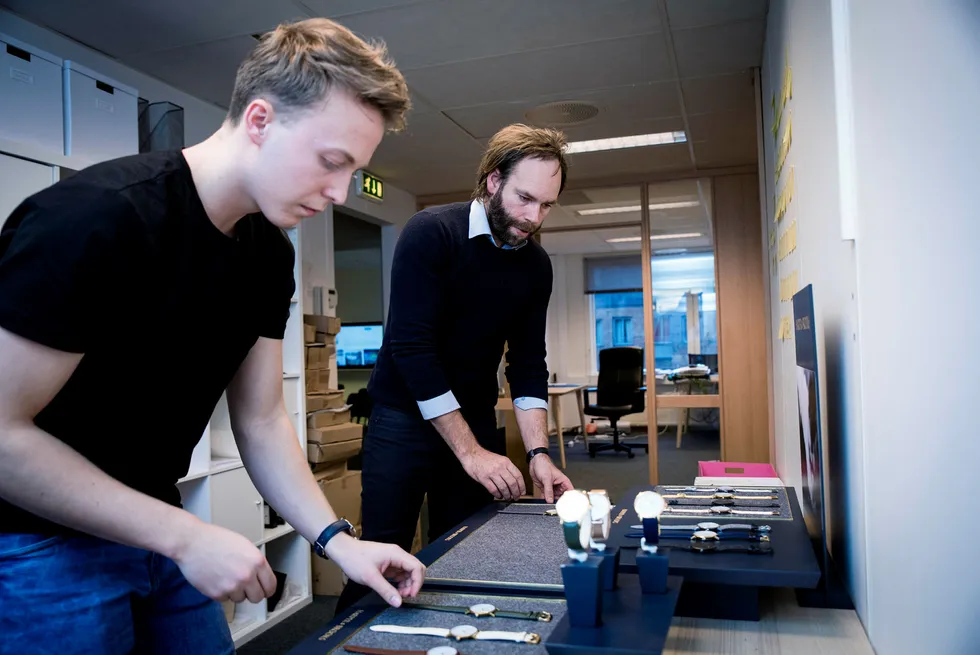 Gründer Ole Øivind Skaar (til høyre) og markedssjef Magnus Helgeby i Harper & Brooks satser knallhardt på Norge i markedsføringen av sine klokker. Foto: Skjalg Bøhmer Vold