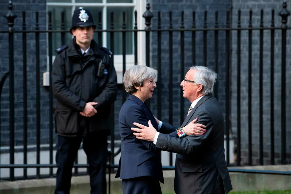 Theresa May og Jean-Claude Juncker utenfor statsministerboligen i Downing Street 10 i London. Juncker skal ha vært nærmest i sjokk etter møtet med May. Foto: Justin Tallis/AFP/NTB Scanpix