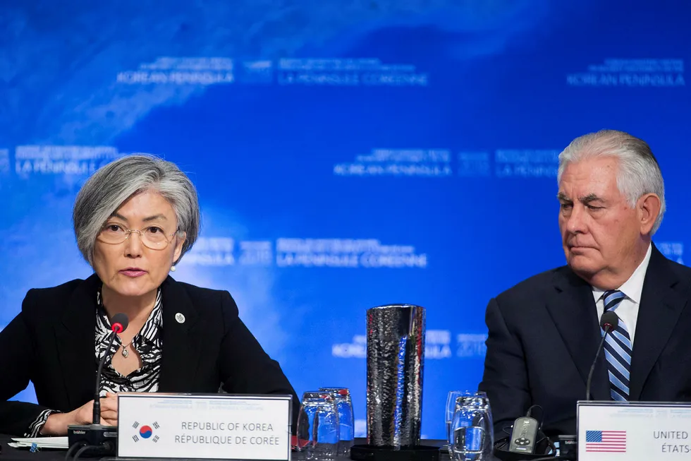 Sør-Koreas utenriksminister Kang Kyung-wha (til venstre) sammen med USAs utenriksminister Rex Tillerson på Nord-Korea-møtet som ble rundet av i Vancouver i Canada onsdag. Foto: The Canadian Press via AP / NTB scanpix