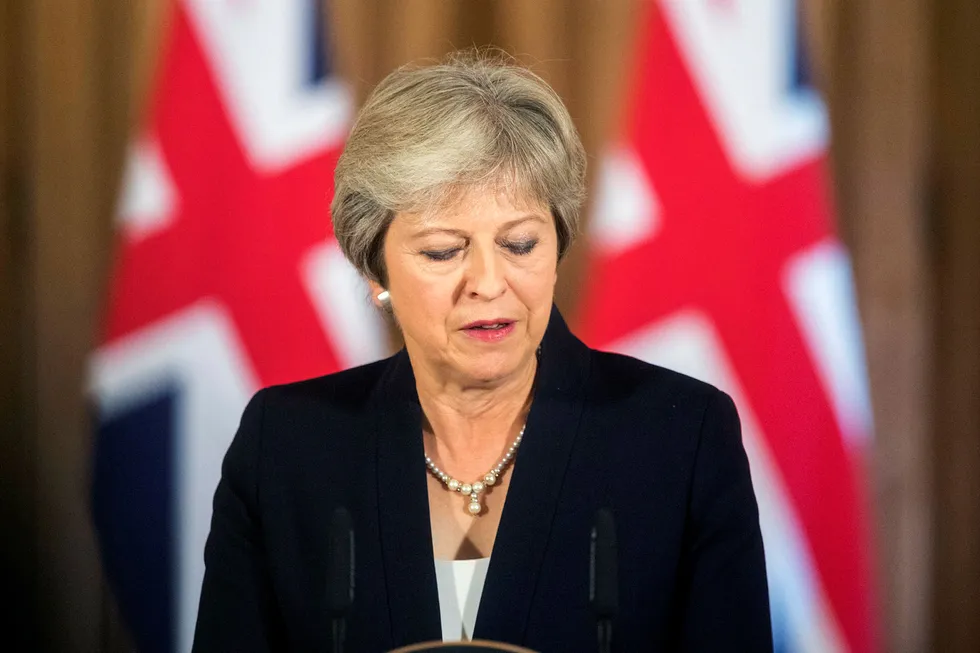 Statsminister Theresa May sier rettigheten for EU-borgere som bor og arbeider i Storbritannia i dag, skal beskyttes, men varsler ifølge anonyme kilder at EU-borgere som vil dra til landet for å arbeide etter brexit, stiller på lik linje med arbeidere fra andre land.