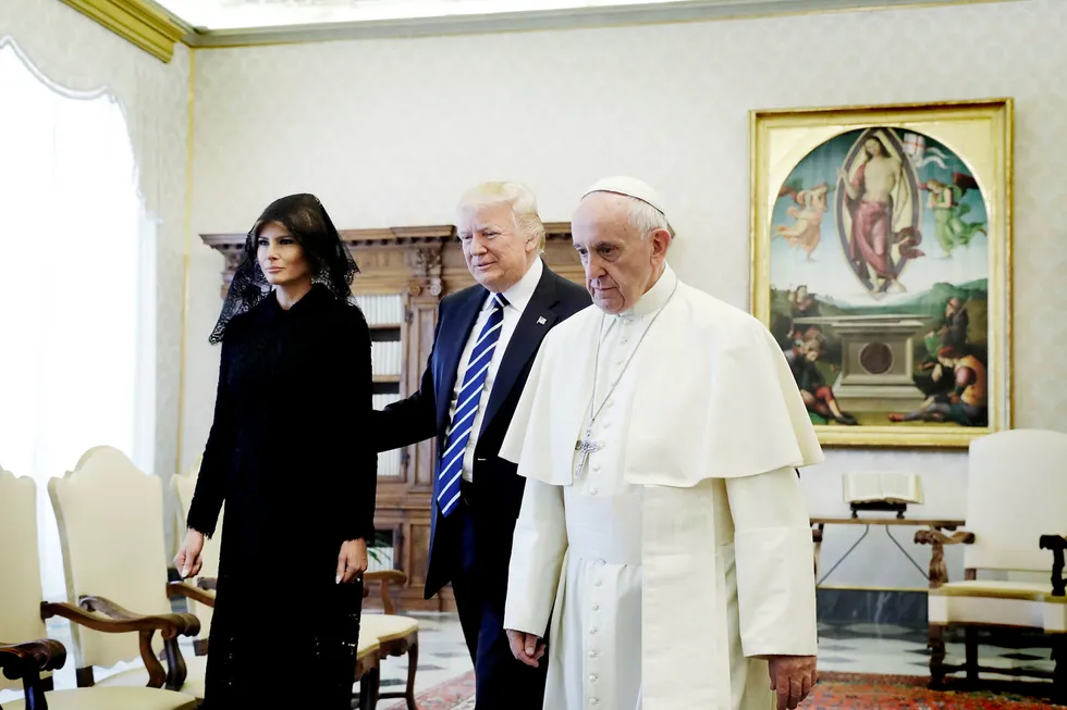 Onsdag møttes Donald Trump (i midten) og pave Frans for første gang. Det er protokoll at kvinner dekker håret med slør under besøk i Vatikanet, slik førstedame Melania Trump gjorde. Foto: Evan Vucci/AP/NTB scanpix