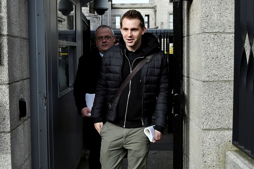Max Schrems ankommer en rettssal i Dublin i Irland høsten 2017. Foto: Clodagh Kilcoyne/Reuters/NTB Scanpix