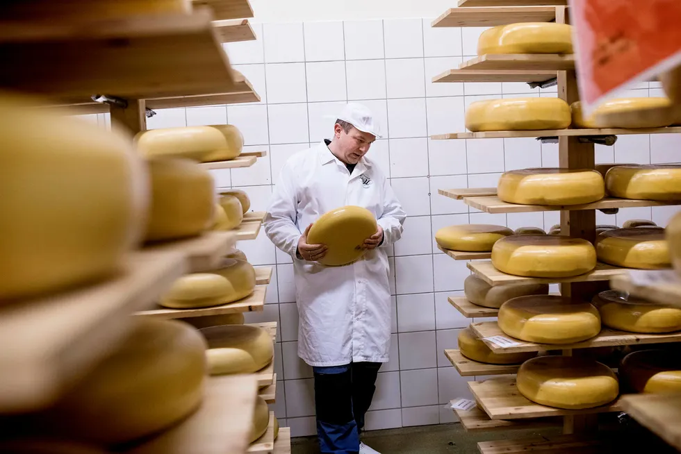 – Vi er en småskalaprodusent av ost. Tine ser ikke på oss som en konkurrent på det området, sier eier og daglig leder Jørn Wangensten i Valdresmeieriet. Foto: Skjalg Bøhmer Vold