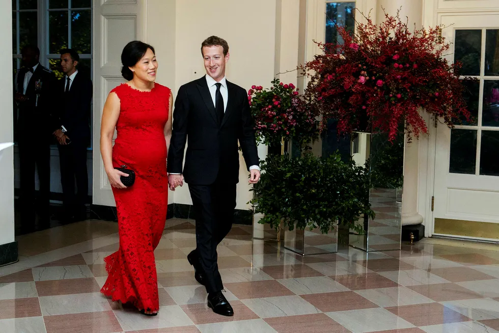 Facebooks konsernsjef Mark Zuckerberg pleier jevnlig kontakt med kinesiske ledere. Her er han og kona, Priscilla Chan, på vei til en mottagelse for Kinas president Xi Jinping i Det hvite hus i september i år. Foto: Andrew Harrer/Bloomberg