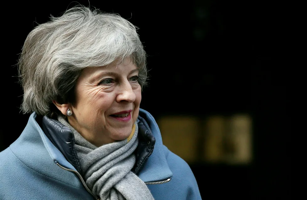 Statsminister Theresa May smilte da hun forlot statsministerboligen i Downing Street på torsdag, før hun skulle i sin tredje avstemning i Underhuset denne uken.