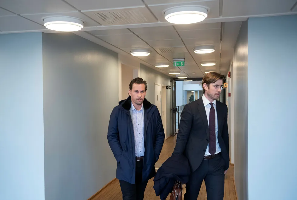 Rune Johannessen Ness (til venstre) sa han vil gjøre opp gjelden til Monobank da han møtte i retten i forbindelse med konkursbegjæring fra banken. Her sammen med sin advokat Alexander Greaker.