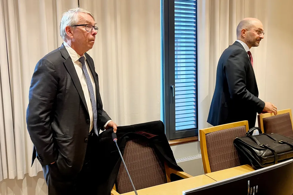 Advokat Marius Gisvold (til venstre) representerer Pareto, som er saksøkt av Christen Sveaas' Kistefos. Til høyre Mathias Tveten.