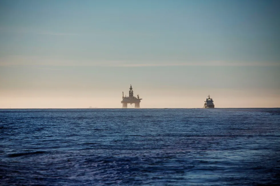 IEA oppjusterer sine oljeetterspørselsanslag. Bildet biser boreriggen «Songa Encourage» i Nordsjøen.