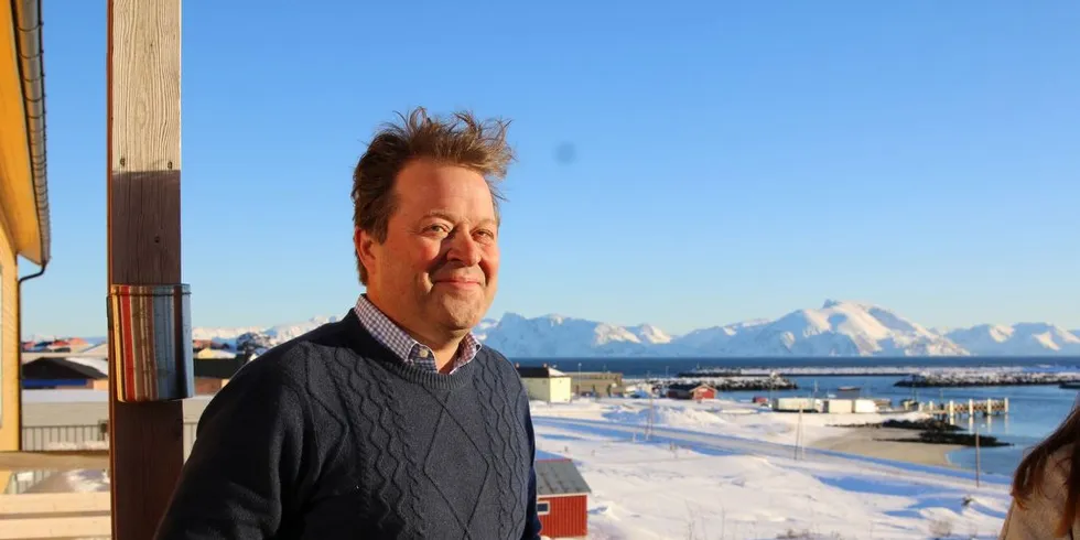 Arne Hjeltnes har alliert seg med noen som sikrer råstoff til fabrikken i Mehamn. Her på Vi og fisken-konferansen i Hasvik. Foto: Arne Fenstad.