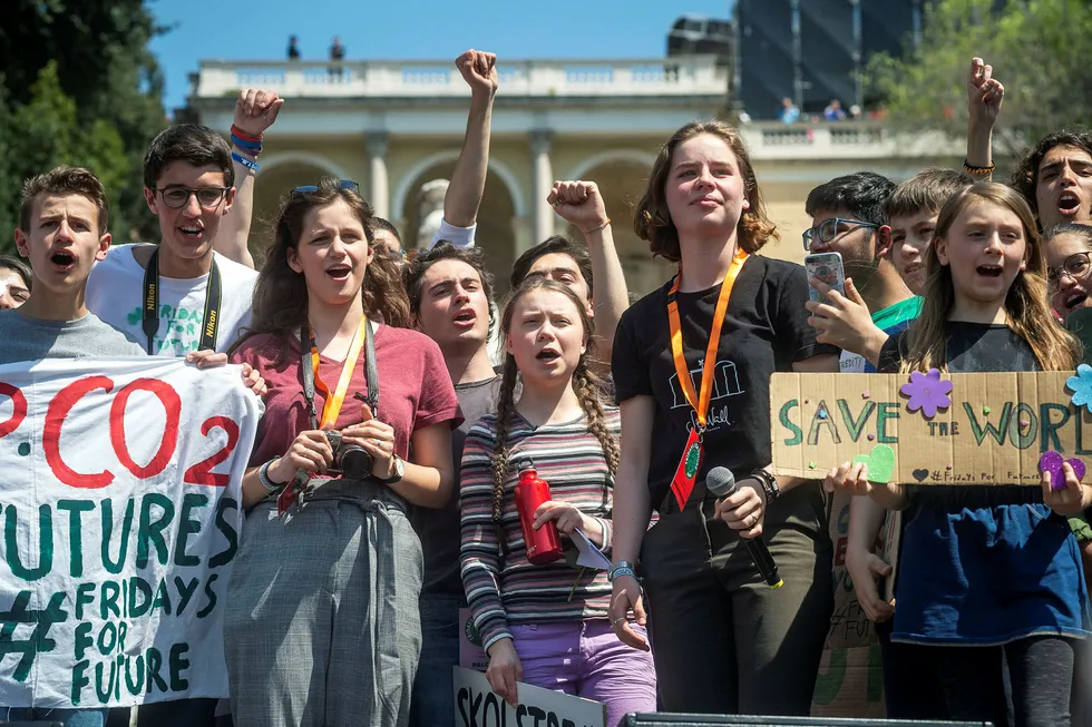 I land etter land har ungdom fulgt Greta Thunbergs eksempel og gått til skolestreik for klimaet. Her fra Roma i april da Thunberg deltok i en demonstrasjon.