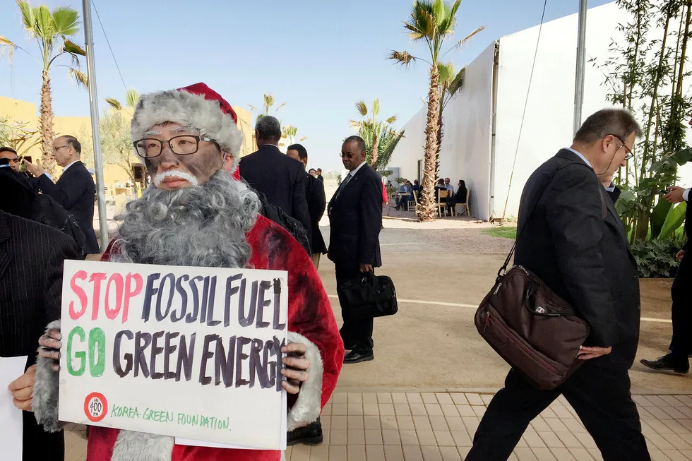 Miljøaktivist fra Sør-Korea demonstrerte i julenissedrakt under klimaforhandlingene i Marrakech. Foto: Kjetil B. Alstadheim