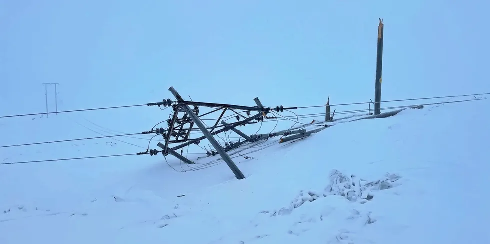 Seksten høyspentmaster i Tinn kommune har knekt på grunn av ising .