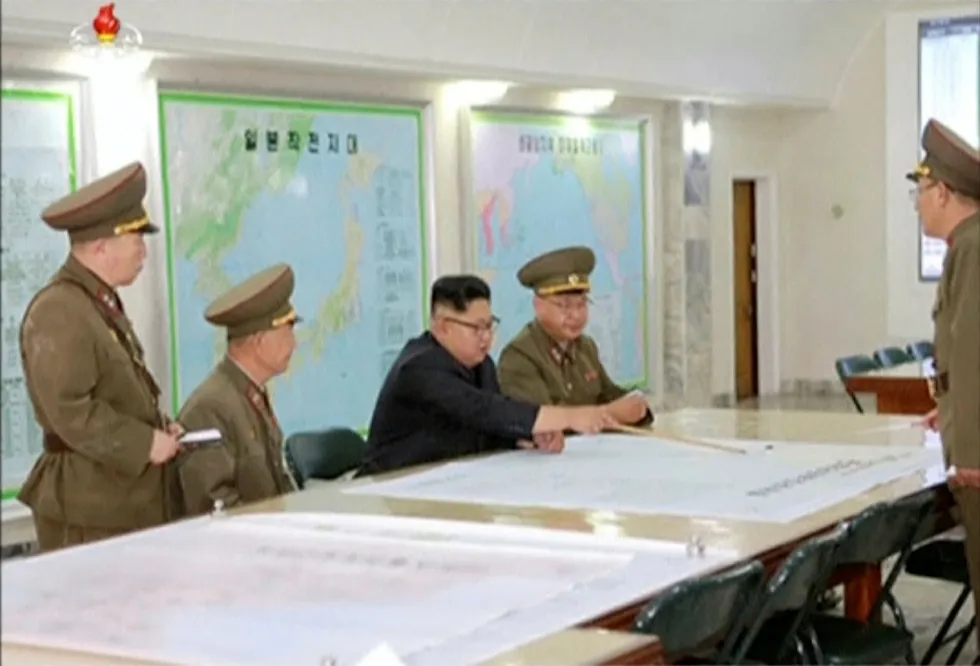 Et stillbilde fra en video av møtet der Nord-Koreas leder Kim Jong-un blir orientert om planene for et Guam-angrep. Foto: REUTERS TV /NTB Scanpix