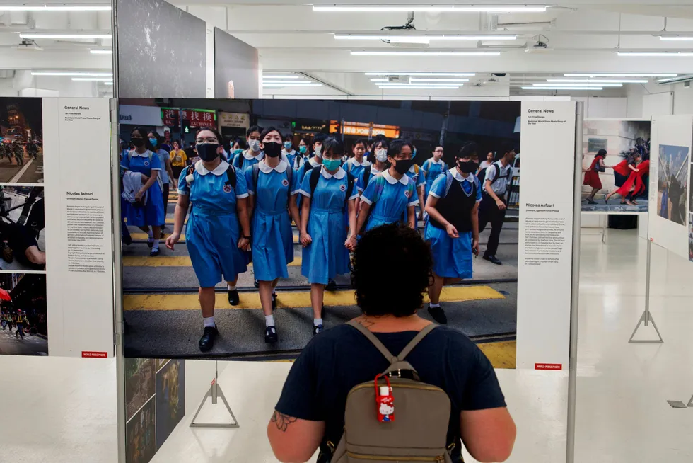 En besøkende på utstillingen "The 2020 World Press Photo Contest" ser på de prisbelønte bildene fra regjeringskritiske demonstrasjoner i Hongkong, 2019.