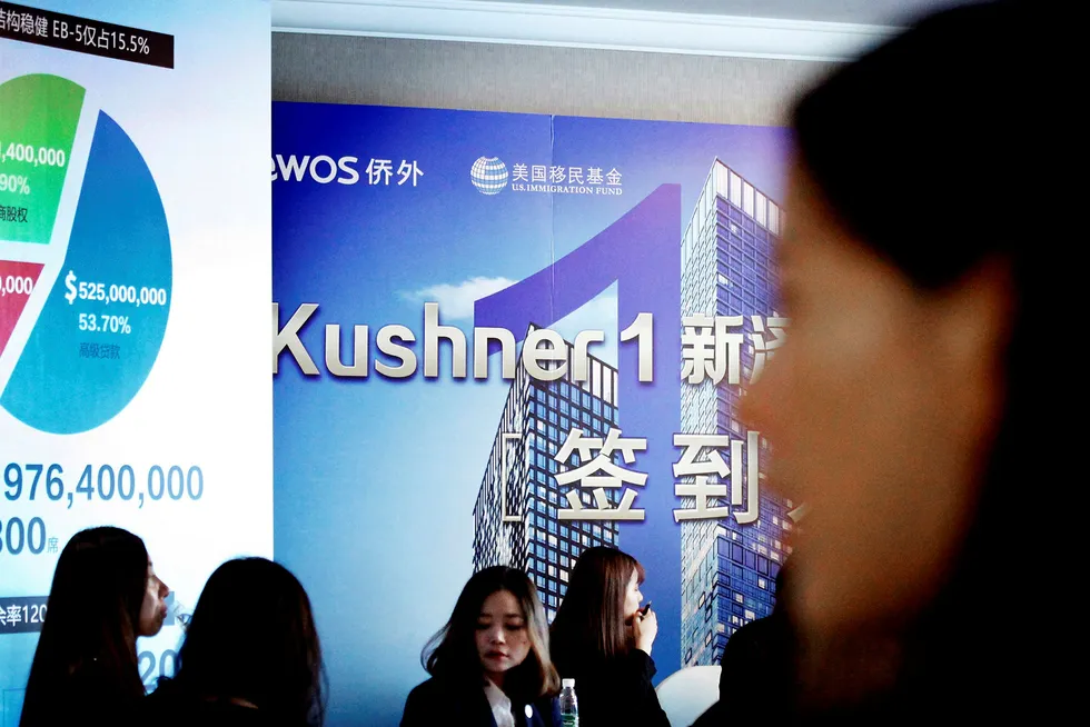 Nicole Kushner Meyer, søster til president Donald Trumps nærmeste rådgiver Jared Kushner, er i Kina og markedsfører et stort eiendomsprosjekt. På bildet er et reklamebanner for et av gårsdagens arrangement. Foto: AP/NTB Scanpix