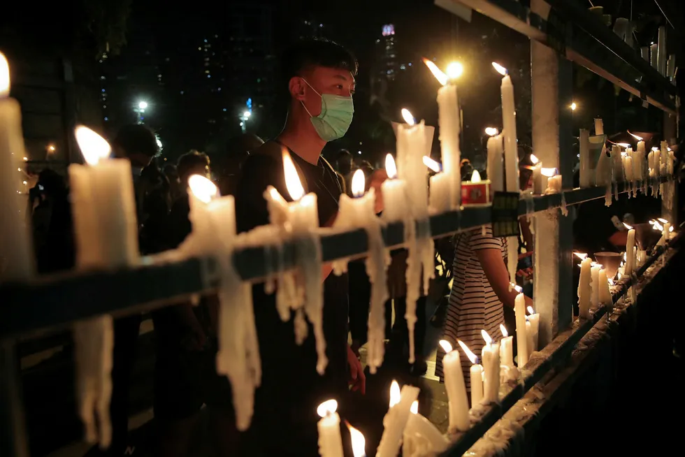 Det ble tent lys i Hongkong torsdag for å minnes ofrene etter massakren på Tiananmen-plassen i 1989. USA ber Kina om en fullstendig oversikt over ofrene for hendelsen.