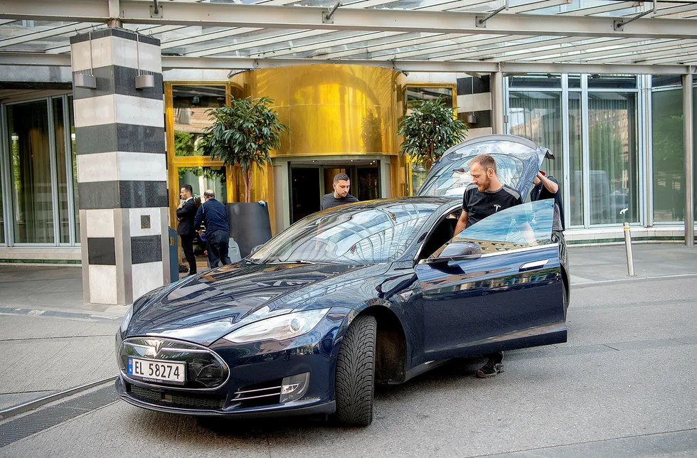 Utenlandske servicearbeidere blir hentet på Oslo Plaza tidlig om morgenen og kjørt til Tesla-verkstedene. Foto: Mikaela Berg