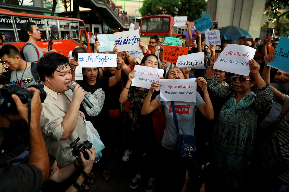 Over 800.000 thailandske velgere har undertegnet et opprop og ønsker at valgkommisjonen skal etterforskes. Det er frykt for ny politisk uro i forbindelse med at en ny regjering skal dannes – sannsynligvis først på forsommeren.