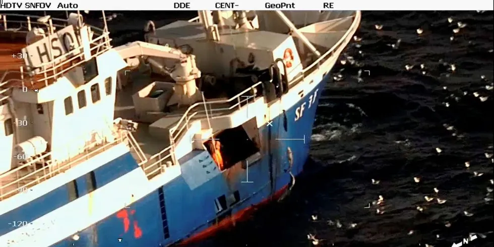 Kystvakten tok garnbåter på fersken da de dumpet torsk ved Røst i mars. Foto: skjemdump fra kystvaktens overvåkningsvideo