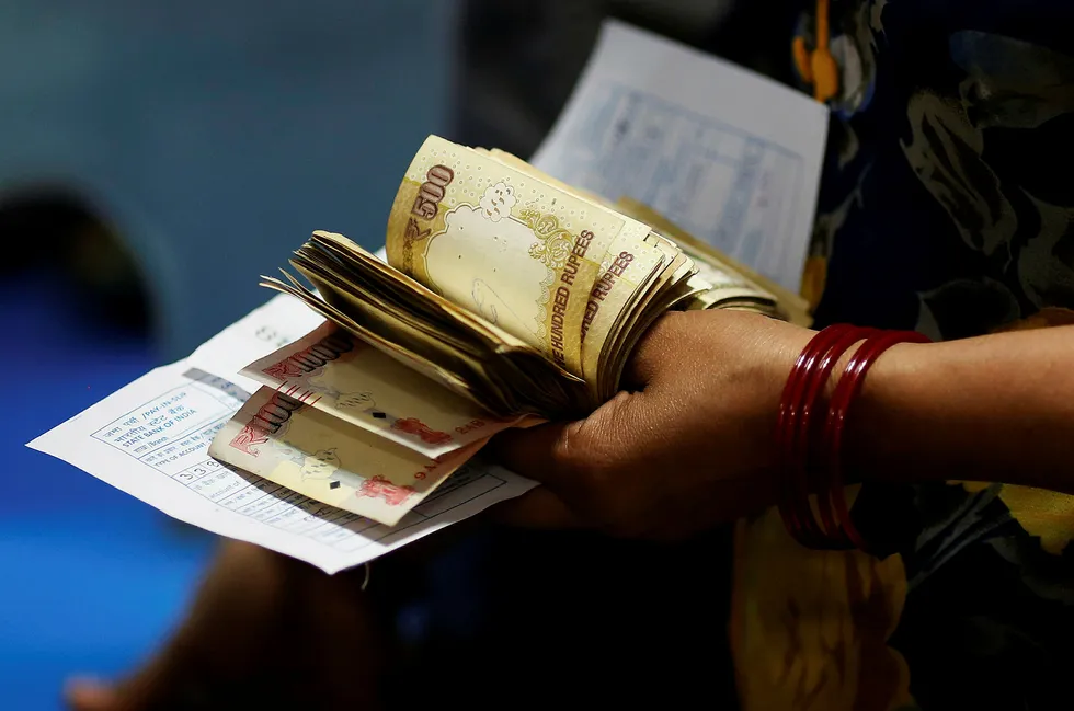 En kvinne i India står i kø for å veksle indiske rupee-sedler. Foto: ADNAN ABIDI/Reuters/NTB scanpix