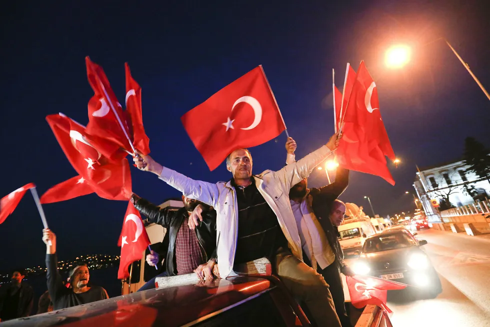 Tilhengere av den tyrkiske presidenten Tayyip Erdogan feirer i Istanbuls gater etter folkeavstemningen søndag. Foto: Murad Sezer, Reuters/Scanpix