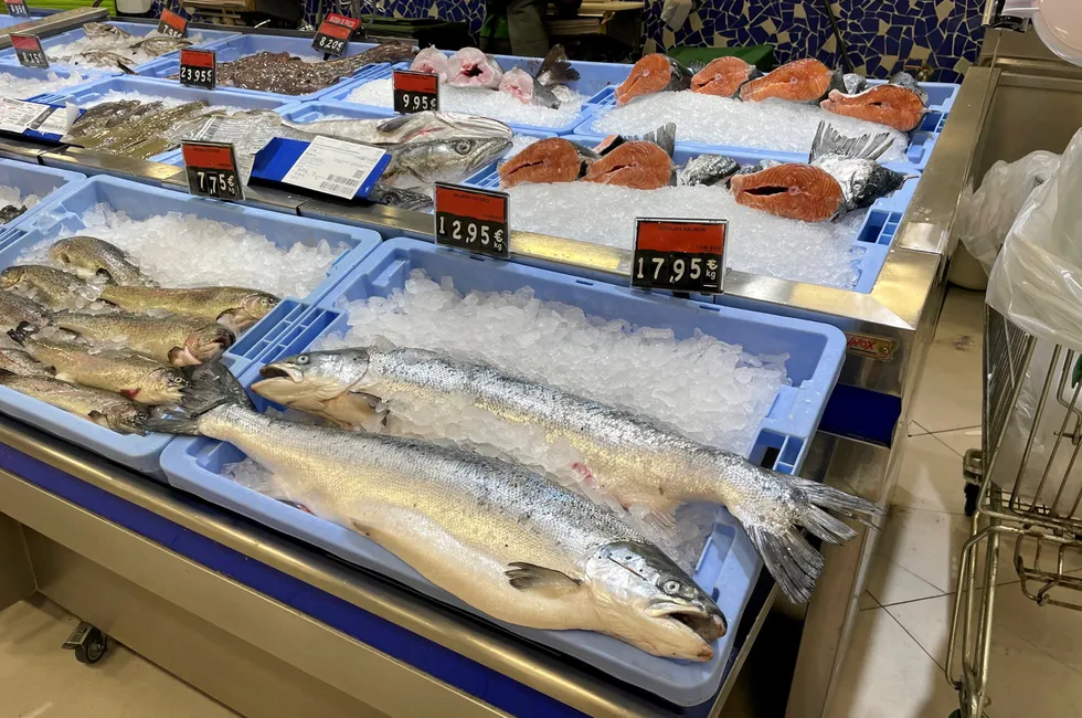 Norsk laks i spansk fiskedisk hos supermarkedkjeden Supermercado.