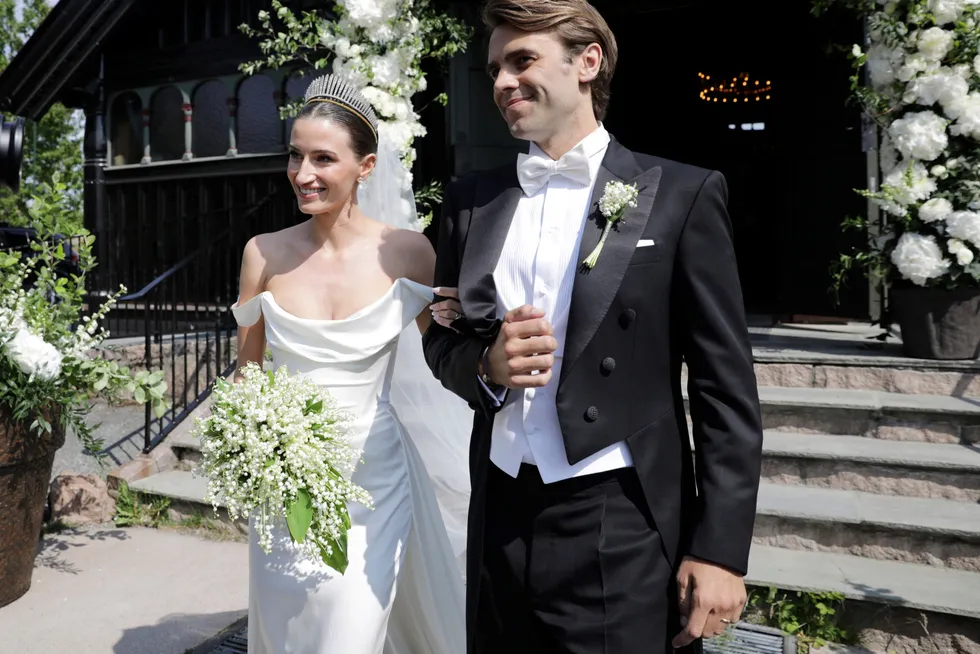 To av landets rikeste arvinger, Rikke Sandvold og Carl Erik Hagen, giftet seg lørdag. De har utvandret til Sveits, men la bryllupet til Holmenkollen.